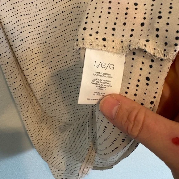 Cabi Polka Dot Ruffle Sleeveless Blouse Cream Black V Neck Size L - Picture 5 of 10